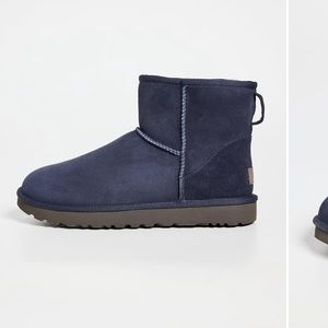 EUC Classic mini Ugg boot in navy sz 8